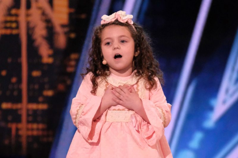 This kid has an unbelievable voice for 5 yrs old….And she takes on a, oh I don’t know, 40 50 60’s song by Frank Sinatra1s